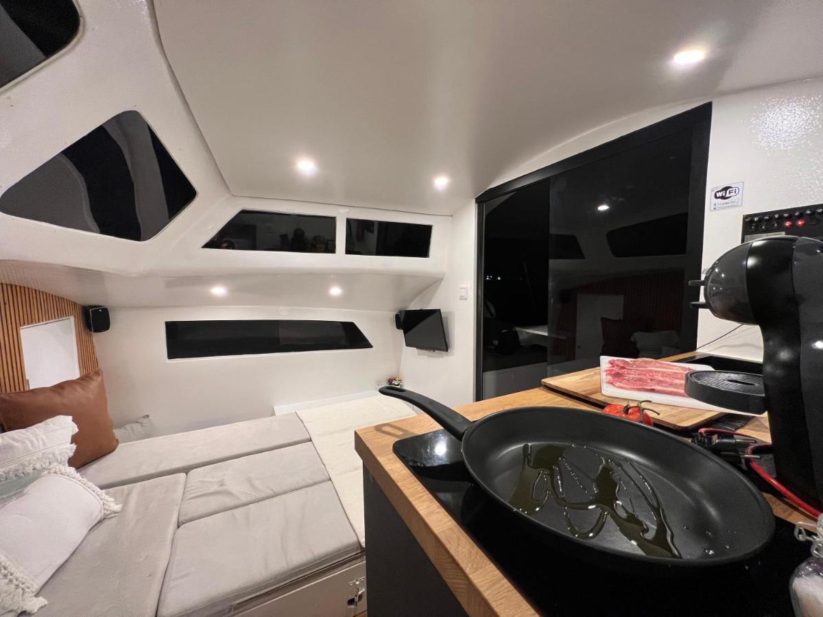 Barco Casa Catamara Sleepandboat Hotel en barco *