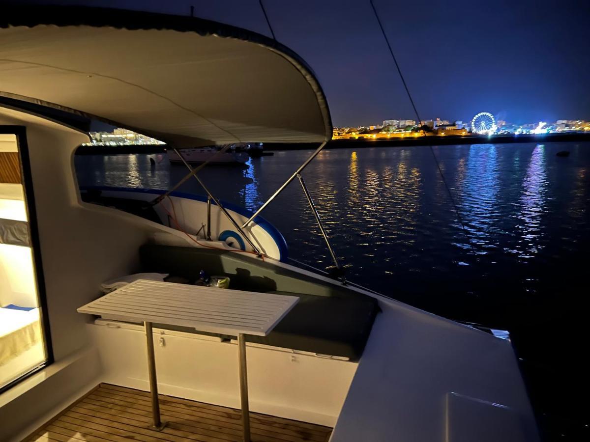 Barco Casa Catamara Sleepandboat Hotel en barco